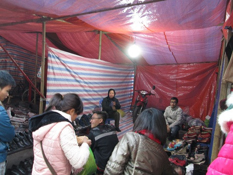 Khách hàng có thể dễ hàng nhận ra đâu là gian hàng đã từng xảy ra cháy.