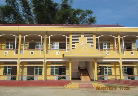 Ngôi Trường mới với 6 phòng học khang trang và một phòng vi tính cùng các thiết bị hiện đại do Boeing, Chính quyền địa phương và Gia đình Đại tướng Võ Nguyên Giáp hợp tác tài trợ.