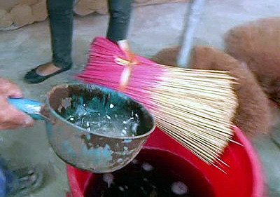 Chọn nhang có mùi thơm tự nhiên, tránh hít phải khí độc hại. Chọn nhang có mùi thơm tự nhiên, tránh hít phải khí độc hại.