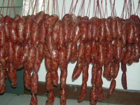 Phần lớn là các loại mỡ, bì từ thịt bẩn để sản xuất lạp xưởng, xúc xích, nhân bánh tét, bánh chưng… Phần lớn là các loại mỡ, bì từ thịt bẩn để sản xuất lạp xưởng, xúc xích, nhân bánh tét, bánh chưng…