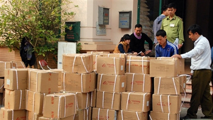 Bắt giữ 29 tấn bột ngọt, ô mai không rõ nguồn gốc tuồn vào Hà Nội. Bắt giữ 29 tấn bột ngọt, ô mai không rõ nguồn gốc tuồn vào Hà Nội.