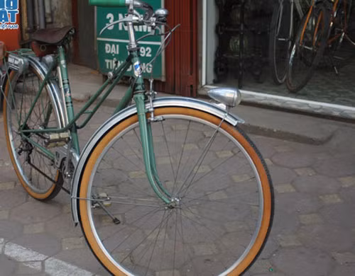 Chiếc xe "cà tàng" sở hữu đôi lốp đắt ngang lốp dùng cho xe Lexus.