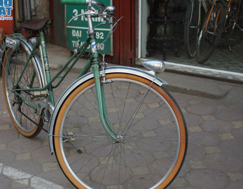 Chiếc xe "cà tàng" sở hữu đôi lốp đắt ngang lốp dùng cho xe Lexus.