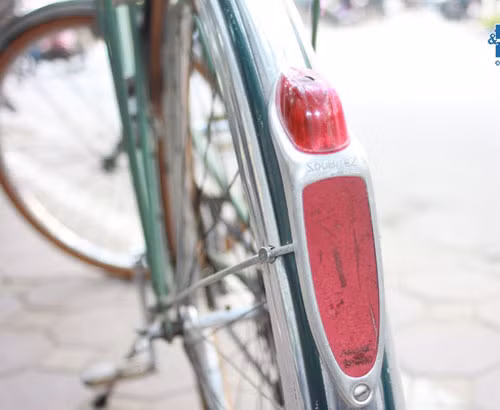 Tấm phản quang ở chắn bùn sau.