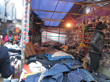 Mỗi gian hàng được dựng lên từ những cột tre và dùng vài tấm bạt.