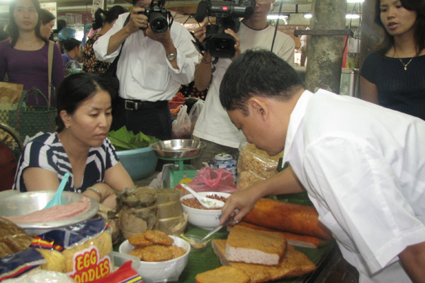 Kiểm nghiệm phát hiện giò chả nhiễm độc hại quá mức cho phép. Ảnh minh họa