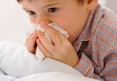 Thời tiết thay đổi trẻ em thường bị chảy nước mũi.