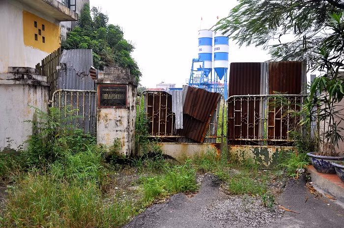 Cổng phụ vào dự án B5 Cầu Diễn hoàn toàn bị bịt kín.