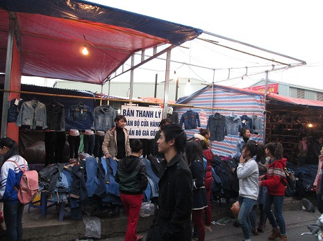 Kể cả những gian hàng không được che chắn vẫn thu hút khách.