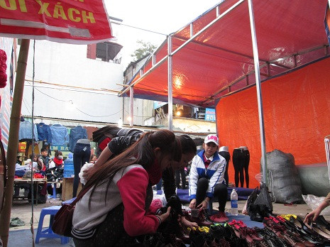 Khách hàng vẫn chen chúc xem và mua tại những gian hàng này.