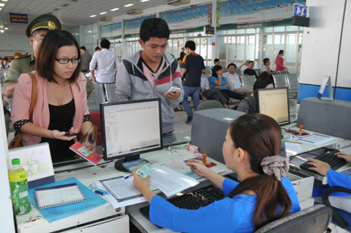 Hàng trăm hành khách không thể lên tàu vì vé không hợp lệ. Ảnh: Diệp Đức Minh