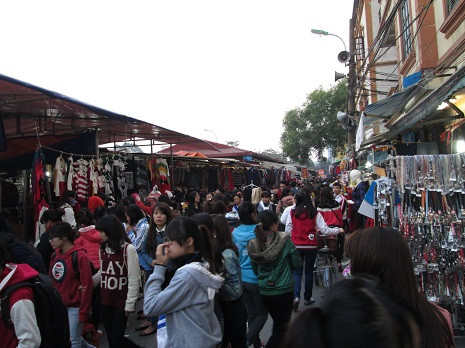 Thậm chí có lúc phải chen chúc như thế này để mua được hàng.