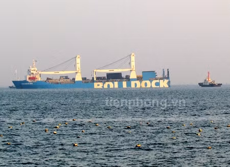 Lúc 9h20, tàu Rolldock đã chìm gần đến mức tối đa.