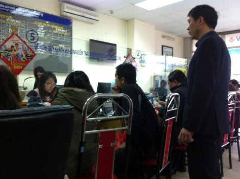 Khách hàng đứng đợi tới lượt tại ngân hàng BIDV.