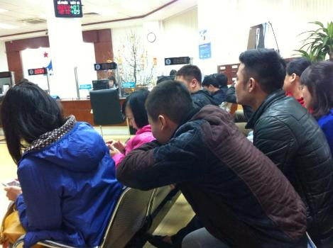 Ai cũng mong ngóng đến lượt số thứ tự của mình được gọi.