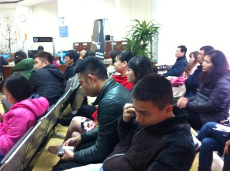 Hàng ghế chờ của ngân hàng không lúc nào có chỗ trống.