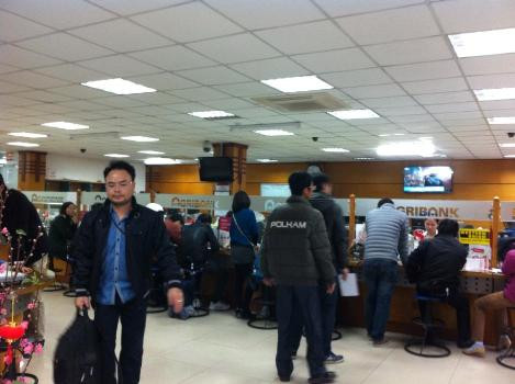 Cảnh nhốn nháo diễn ra tại ngân hàng Agribank (Trần Thái Tông, HN).