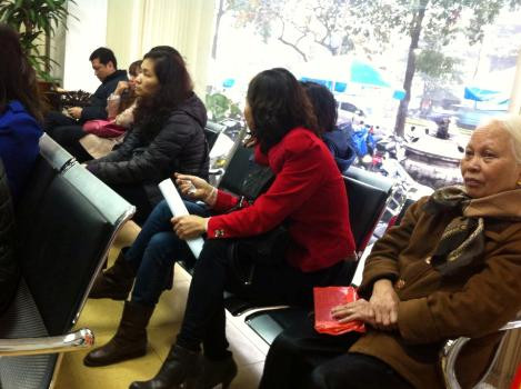 Khách hàng mệt mỏi ngồi chờ tại ngân hàng MB Trần Duy Hưng.