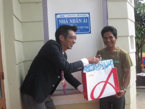 Người dân sung sướng đón nhận phần quà lớn do Công ty Ajinomoto Việt Nam cùng Báo Thanh Niên trao tặng. Người dân sung sướng đón nhận phần quà lớn do Công ty Ajinomoto Việt Nam cùng Báo Thanh Niên trao tặng.