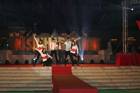 Royal City dần trở thành một không gian lý tưởng cho các màn trình diễn của các ca sĩ trẻ. Royal City dần trở thành một không gian lý tưởng cho các màn trình diễn của các ca sĩ trẻ.