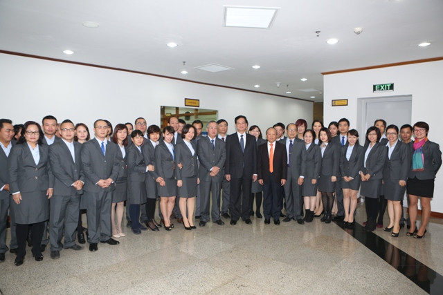 Thủ tướng Nguyễn Tấn Dũng, Tổng Giám đốc PVN Đỗ Văn Hậu chụp ảnh kỷ niệm cùng cán bộ, phóng viên Báo Năng lượng Mới - PetroTimes. Thủ tướng Nguyễn Tấn Dũng, Tổng Giám đốc PVN Đỗ Văn Hậu chụp ảnh kỷ niệm cùng cán bộ, phóng viên Báo Năng lượng Mới - PetroTimes.