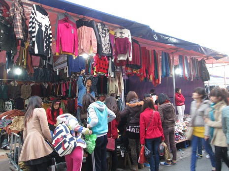 Người mua hầu hết không ai quan tâm rằng, đây từng là những gian hàng bị cháy.