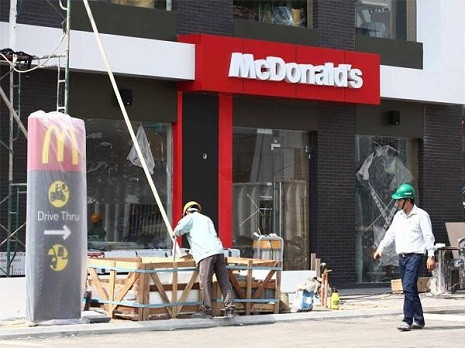 Cửa hàng McDonald’s trong giai đoạn chờ khai trương. Cửa hàng McDonald’s trong giai đoạn chờ khai trương.