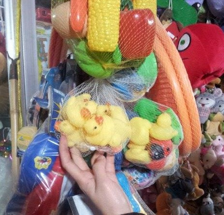 Sản phẩm bày bán tràn lan không nhãn mác, xuất xứ...