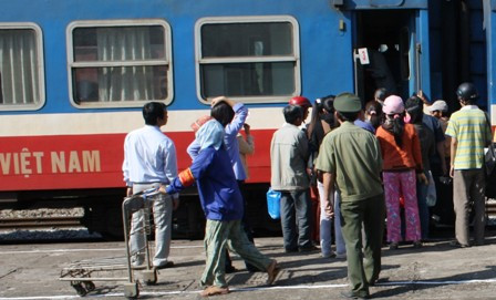 Khách hàng khó khăn trong việc mua vé tàu tết. (Ảnh minh họa)