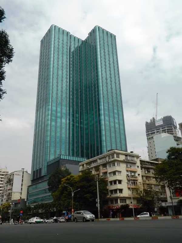 Là một công trình nổi bật tọa lạc ở vị trí đắc địa, cao ốc phức hợp 39 tầng này bao gồm các chức năng thương mại, khách sạn, văn phòng và căn hộ với quy mô rất cao cấp và sang trọng. Dự án "khủng" Times Square có mặt tiền ở đường Nguyễn Huệ. Ảnh: BizLIVE.