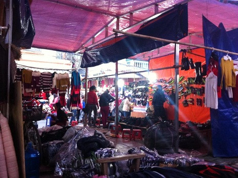 Những gian hàng tạm bợ được tiểu thương dựng lên sau vụ hỏa hoạn.