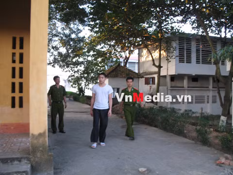 Lê Văn Luyện được dẫn giải từ buồng giam ra gặp nhà báo.