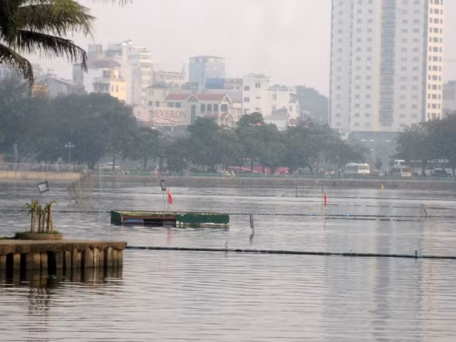 Một góc hồ Tây phía giáp với đường Yên Phụ trở nên lộn xộn với chi chít cọc và thùng phi nổi.