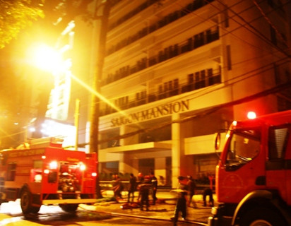 Lực lượng chữa cháy triển khai dập lửa.