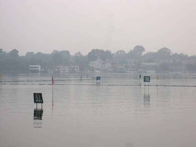 Để làm sân tập, nhiều bia đích được cắm dày đặc trên mặt hồ... Để làm sân tập, nhiều bia đích được cắm dày đặc trên mặt hồ...