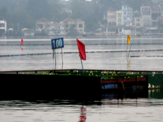 Thậm chí còn thiết kế cả bè nổi để hứng bóng và cho người chơi tập đánh. Thậm chí còn thiết kế cả bè nổi để hứng bóng và cho người chơi tập đánh.