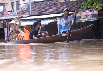 Dân Hội An trắng đêm chạy lũ ảnh 1