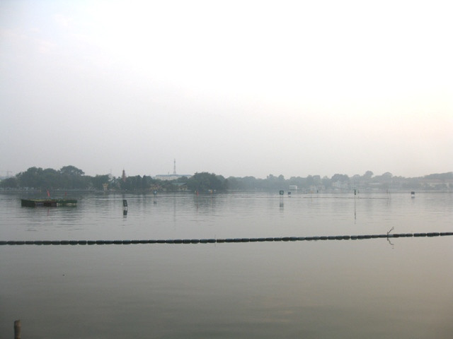 Sân golf được vây bởi hệ thống phao nổi cố định bằng nhiều cọc tre, khoanh thành một vùng rộng khoảng 2 nghìn m2. Sân golf được vây bởi hệ thống phao nổi cố định bằng nhiều cọc tre, khoanh thành một vùng rộng khoảng 2 nghìn m2.