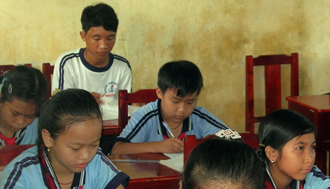 Hào Anh trở lại lớp 5A Trường Tiểu học Kim Đồng nhưng em nói rằng tuần sau sẽ tiếp tục nghỉ học đi “làm việc riêng”. Hào Anh trở lại lớp 5A Trường Tiểu học Kim Đồng nhưng em nói rằng tuần sau sẽ tiếp tục nghỉ học đi “làm việc riêng”.