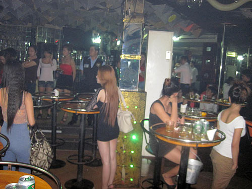 Khu đèn mờ trác táng: Ra quân rầm rộ, xử phạt hành chính ảnh 2 Khu đèn mờ trác táng: Ra quân rầm rộ, xử phạt hành chính ảnh 2