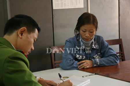 Đỗ Thị Mận - em gái Thơ tại cơ quan công an Đỗ Thị Mận - em gái Thơ tại cơ quan công an
