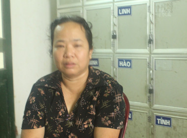 Người phụ nữ sớm phải một mình lo cho 2 con gái vì chồng mất sớm, giờ lại thêm nỗi đau khi chứng kiến con gái bị hành hạ.