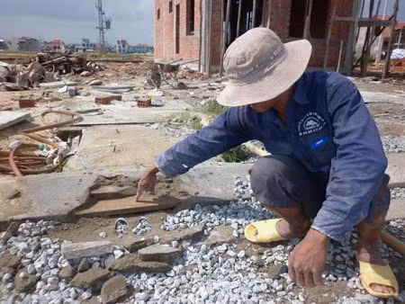 Gỗ được độn vào hồ kém chất lượng trong những đoạn chắn rác được người dân phát hiện sau trận mưa vừa qua.