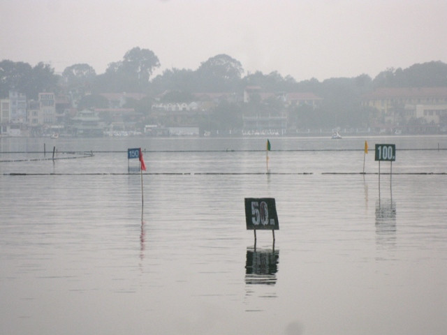 Đứng từ phía đường Thanh Niên và Yên Phụ nhìn sang, một góc hồ lộn xộn dày đặc vật nổi. Đứng từ phía đường Thanh Niên và Yên Phụ nhìn sang, một góc hồ lộn xộn dày đặc vật nổi.