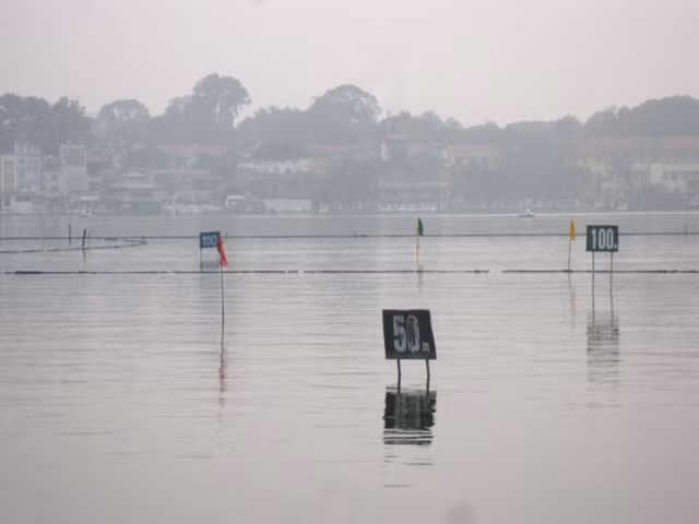 Đứng từ phía đường Thanh Niên và Yên Phụ nhìn sang, một góc hồ lộn xộn dày đặc vật nổi.