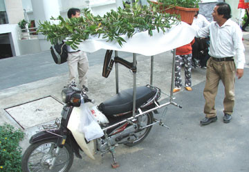 Sáng chế giúp xe máy ngã không bị ô tô cán ảnh 1 Sáng chế giúp xe máy ngã không bị ô tô cán ảnh 1