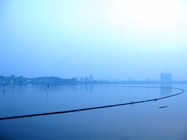 Sân tập golf này nằm trong khuôn viên của khách sạn Hà Nội Club (Yên Phụ, quận Tây Hồ, Hà Nội).