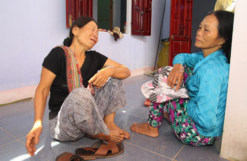 Bà Nguyễn Thị Thoáng 60 tuổi (bên trái, mẹ chồng nạn nhân) và bà Đoàn Thị Hiền (53 tuổi, mẹ ruột nạn nhân) đau khổ khi mất con. - Ảnh: Nguyễn Tú/Thanh niên Bà Nguyễn Thị Thoáng 60 tuổi (bên trái, mẹ chồng nạn nhân) và bà Đoàn Thị Hiền (53 tuổi, mẹ ruột nạn nhân) đau khổ khi mất con. - Ảnh: Nguyễn Tú/Thanh niên