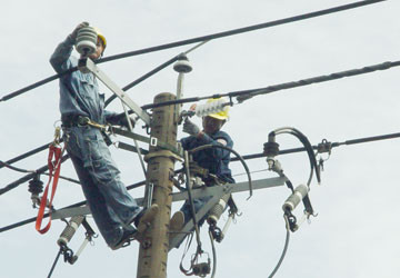 Thi công một đường dây điện tại TP.HCM. Ảnh: HTD Thi công một đường dây điện tại TP.HCM. Ảnh: HTD