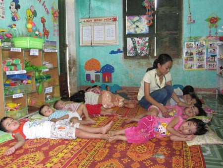 Chăm sóc giấc ngủ của các cháu ở lớp học mầm non bắt đầu lúc nửa đêm. Chăm sóc giấc ngủ của các cháu ở lớp học mầm non bắt đầu lúc nửa đêm.